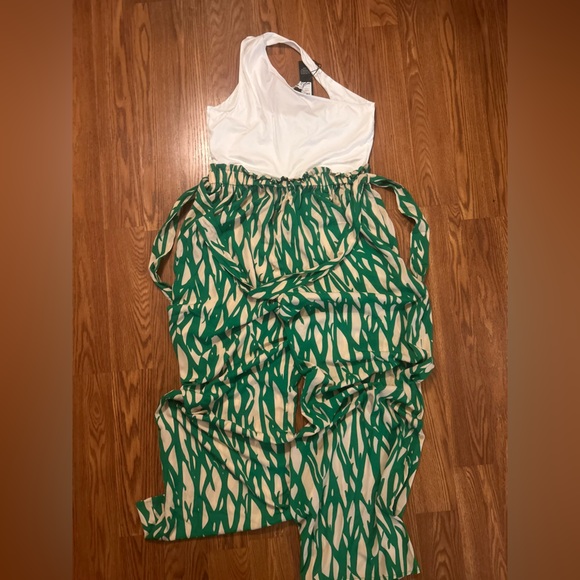 Fashion Nova Elegant White top/ patterned one piece jumpsuit. - Picture 4 of 8